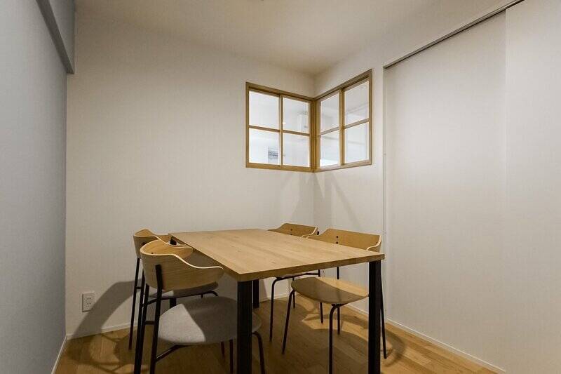 採光・通風を確保できるように室内窓を設置。納戸やワークスペース、子供部屋などさまざまな使い方ができますよ。