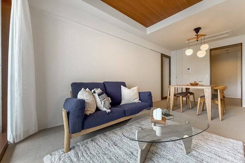 マンションの規約により、居室の床はカーペット仕様。ふかふかとしたやわらかな質感は、ホテルライクな心地よさを与えてくれます。壁式構造のため梁（はり）や柱の凹凸が少なく、家具を壁際にぴたりと配置できるのもうれしいポイントです。