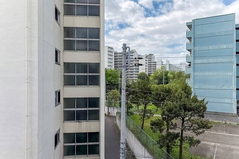 正面には建物が見えますが、視線はさほど気にならない印象です。また、右手には公務員宿舎の駐車場があり、視界が開けています。