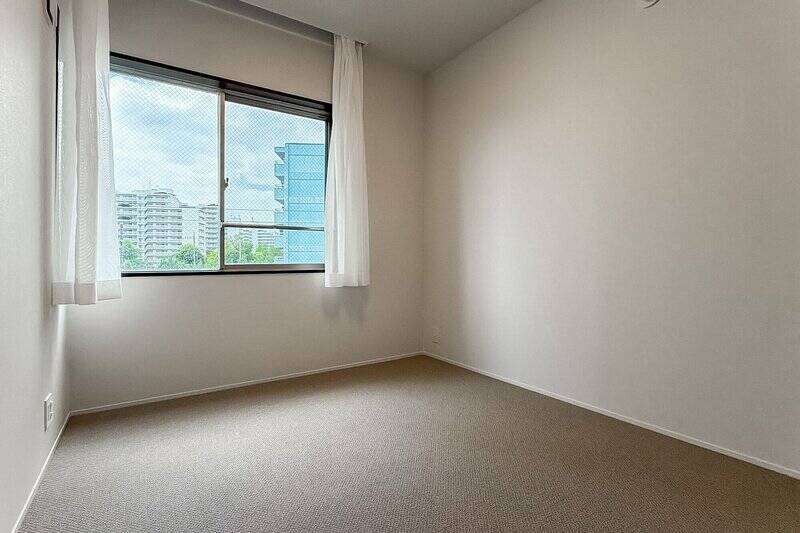 コーナーサッシからやわらかな陽が注ぐ、南西向きの洋室A。