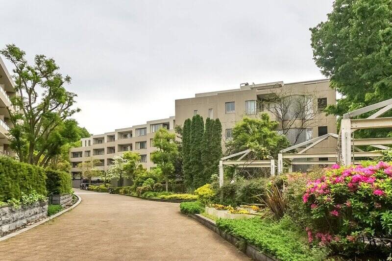 そして、こちらが今回ご紹介するマンション。全8棟・総戸数387戸のビッグコミュニティです。共用スペースには、ラウンジ、ゲストルーム、キッチンスタジオ、キッズパークなど、充実した設備が整っています。