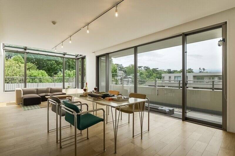 LDKの扉を開けると、清々しいほどの開放感！ 二面の壁のほとんどが窓で、視界が外へ抜けていきます。