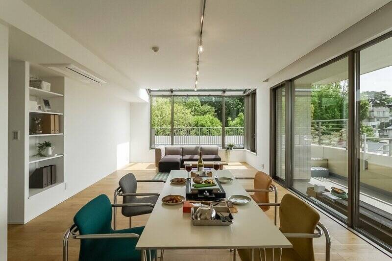 広さは、約21.6帖とゆとりがあります。正面奥に見えるリビングスペースが気持ちよさそうです。もう少し近くで見てみましょう。