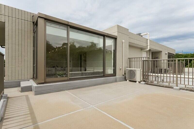 ルーフバルコニーの広さは、約34㎡。天気の良い日は、ここで椅子を出して読書するのが日課になりそう。