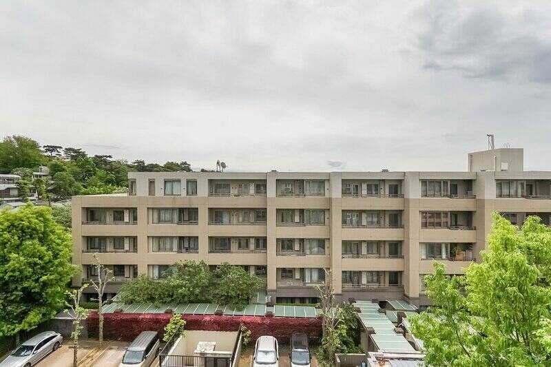 南東側の眺望はこちら。別棟と向かい合っていますが、敷地内の通路を挟んで距離が取れているため、視線はあまり気にならない印象です。