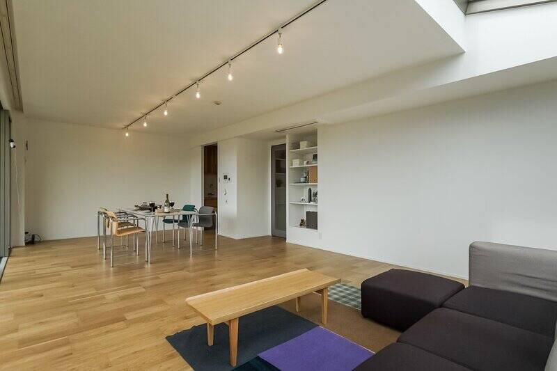 キッチンは奥まった場所に配置されています。リビングダイニングから見えづらく、生活感が抑えられるのがうれしい。