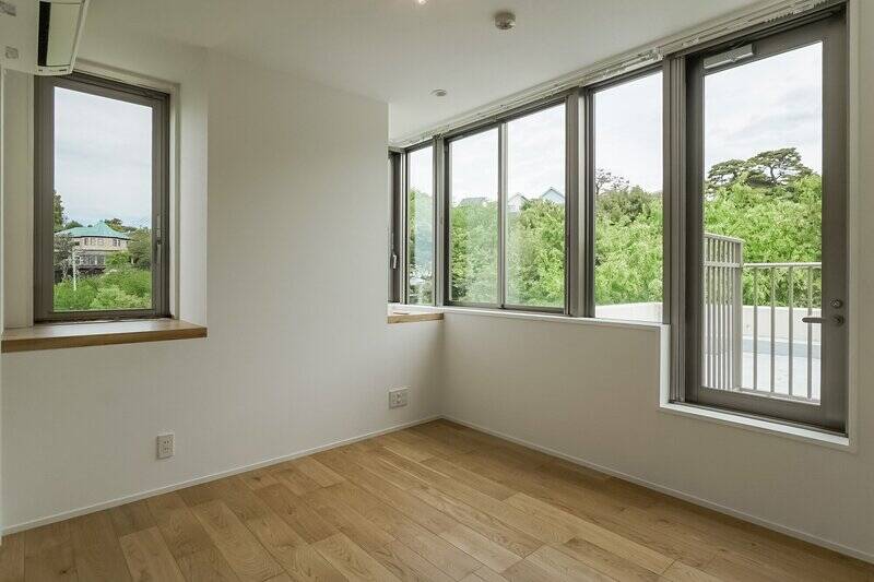 存分にグリーンビューを楽しめる、約6.6帖の洋室A。北東側の開き戸の先にちょっとしたバルコニーがあるので、出てみましょう。