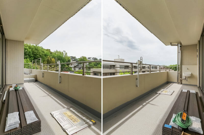 ルーフバルコニーからそのまま南東側のバルコニーにアクセス可能。物干し金具はこちらに設置されており、スロップシンクまで備わっています。