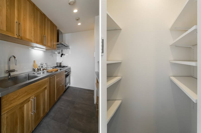 <b>左・</b>キッチンには、ハーマン社のビルトインコンロ「+ do（プラスドゥ）」を採用。オーブンやグリルが搭載され、コンロは全面五徳で使い勝手に優れています。／<b>右・</b>奥まった位置にはパントリーも用意され、収納力も十分。