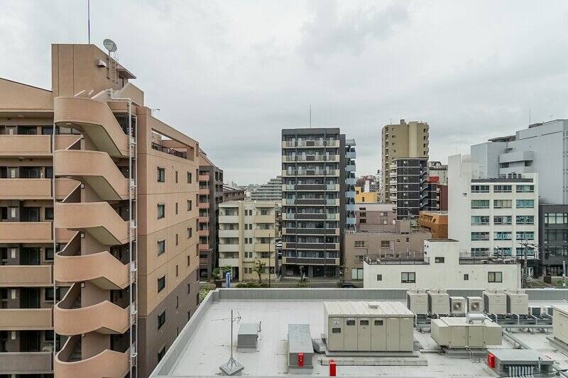 こちらは東側の眺望。周囲には背の高い建物が多い立地ですが、適度に距離が保たれ、圧迫感は抑えられています。
