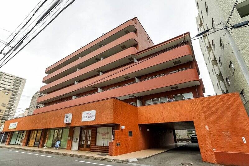 1981年竣工・総戸数33戸のマンション。レンガタイル貼りでレトロチックな外観です。1階部分には、バレエスタジオやヘアサロンなどが入居しています。