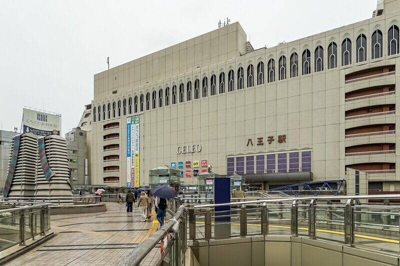 JR中央線・横浜線が乗り入れる「八王子」駅。駅直結の「セレオ八王子」には、ファッションや雑貨、スーパー、レストランなどが揃い、日常の買い物から外食までさっと完結します。（徒歩7分）