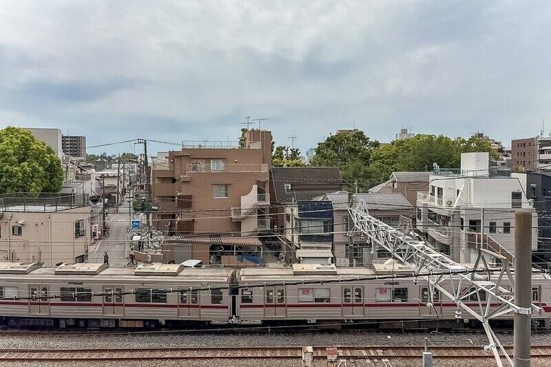 南西向きのバルコニーは東武東上線に面しています。電車好きなお子さまは、窓辺から離れなくなるかもしれません（笑）
