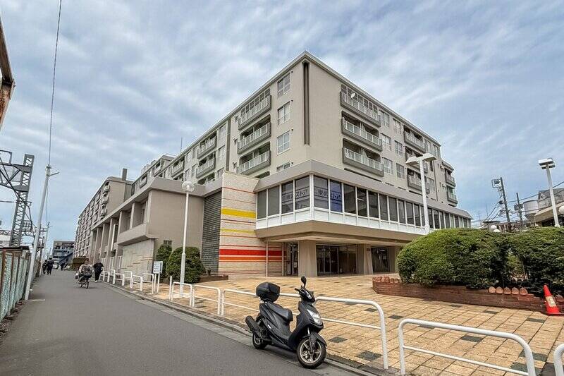 1971年竣工、総戸数149戸の大規模マンション。「東武ストア」の本社が入居しています。