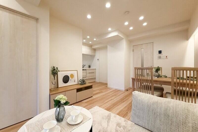 LD（リビングダイニング）の横にはキッチンスペースがあります。ダイニングへアクセスしやすい動線で、料理の配膳もしやすそうですね。