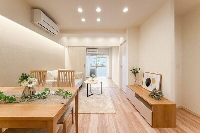 LDKに隣接した洋室Aの引き戸を開けると、約14.7帖の空間に！ 視線が抜け開放感が高まります。さらに南西向きなので、日当たりも良好♪