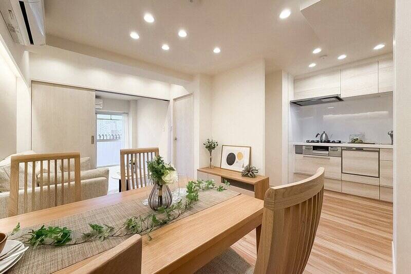 LDKに戻ってきました。中央の扉から洋室Bへアクセスできます。