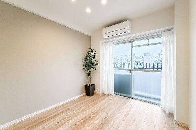 収納が付いていないシンプルな居室。洋室Aをリビングスペースとして利用して、ダイニングを広く確保する、ゆとりがある使い方もおすすめです。