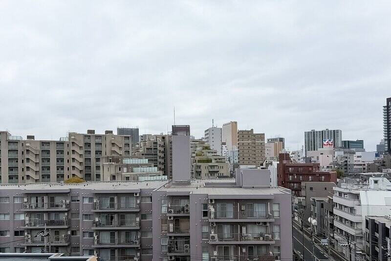 南西向きのバルコニー。周辺は高い建物が少なく、空が広く開けています。今後隣地にマンションが建設予定ですが、地上4階建てなので眺望には影響がなさそうです。（2027年3月中旬 完工予定）