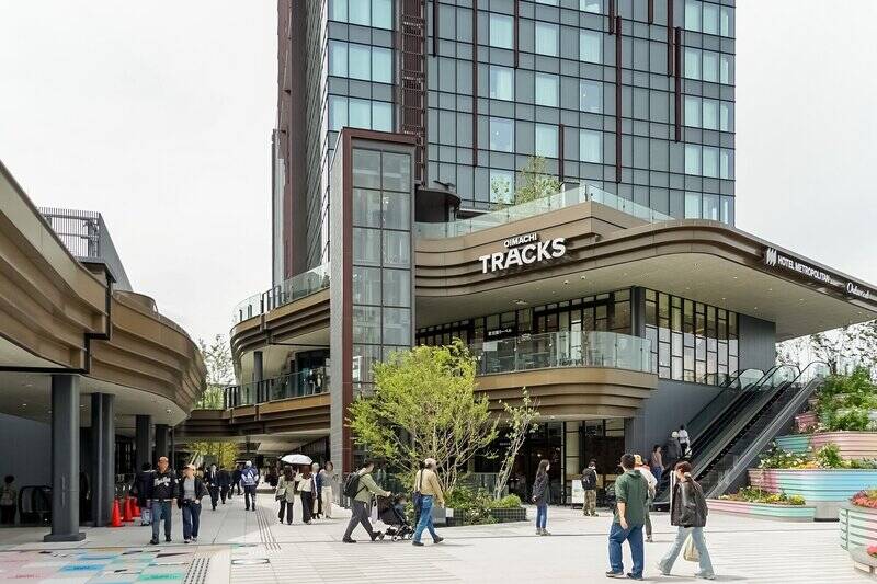 2026年3月には「大井町」駅直結の大規模複合施設「OIMACHI TRACKS」がオープン。約80店舗の商業施設やオフィス、ホテルに加えて、サウナや映画館なども揃う大井町の新たなランドマークです。（徒歩7分）