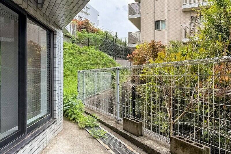 こちらはテラスから見える目の前の景色。周辺に建物がありますが、視線は植栽によっていくらか緩和されそうです。