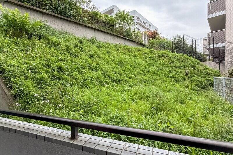 マンションの南側は斜面になっており、このテラスの前面には緑地帯が広がります。視界の抜けはありませんが、穏やかな景色が広がっています。
