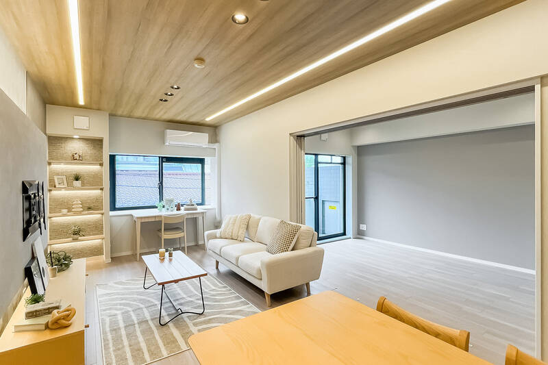 隣接する洋室Aの引き戸を開放したカット。部屋数が足りている場合は、こんなふうに広々と使うプランもおすすめです。