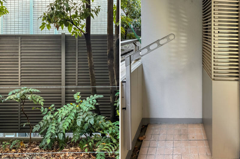 物干し金具付きのバルコニー。正面には建物の植栽が見えます。