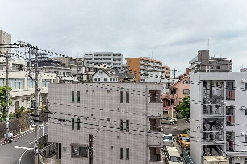 住戸が所在するのは2階ですが、マンションが傾斜地に建っているため空をしっかりと仰ぐことができます。