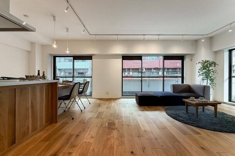 LDKの扉を開けると現れるゆとりある空間。約22.7帖もの広さを有しています。