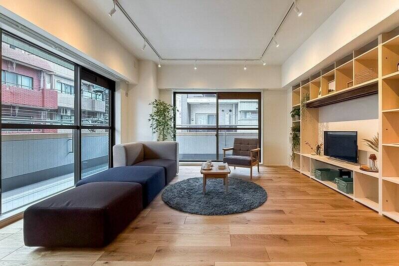 南東側と南西側のほとんどを窓が占めているので、光がたっぷりと差し込みます。オークの挽き板フローリングの温もりも相まって心地よい空間です。