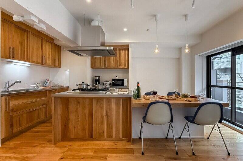 ウッディ&amp;ステンレスのデザインが素敵なダイニングカウンター付きのキッチン。料理をする立ち姿がサマになりそうです。ゲストを呼んでおもてなししたくなりますね。