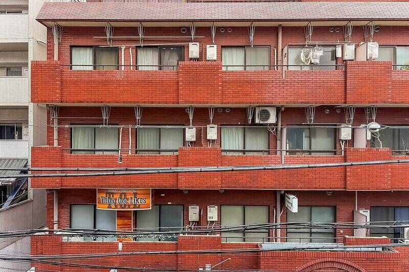 南東側はマンションと向き合っているので、普段はレースカーテンを引いておくと安心です。