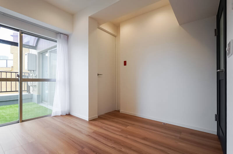 LDKの広さは10.4帖。南東向きの窓からテラス越しに自然光が差し込む、明るい空間です。