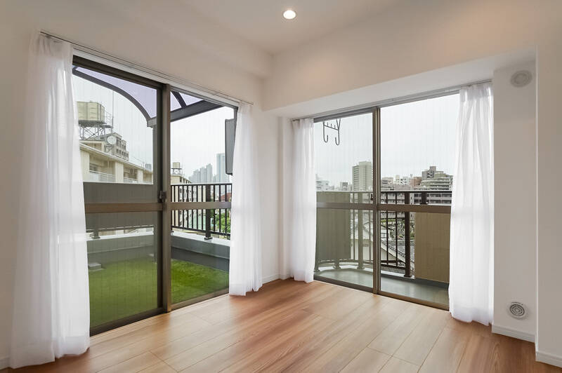 洋室は南東と北東の二面採光。窓面が大きく、まるでサンルームのような印象です。