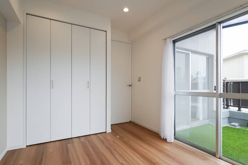 収納として、折れ戸2枚分のクローゼットを完備しています。