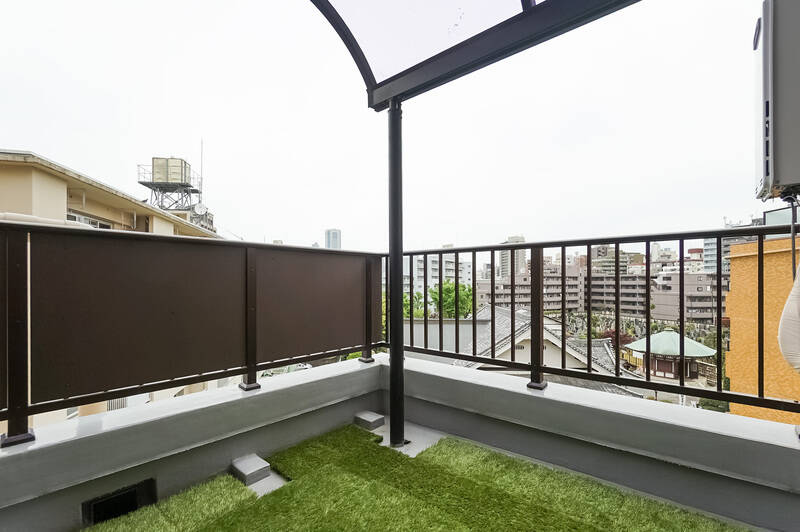 掃き出し窓の先には、正方形のテラスが広がります。所在階は6階のため、空を大きく仰げる開放感！