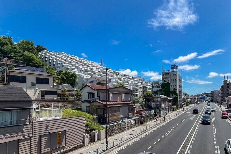 こちら、八王子街道からお届け。斜面に沿って建つ白亜の塊に思わず目が釘付けです。