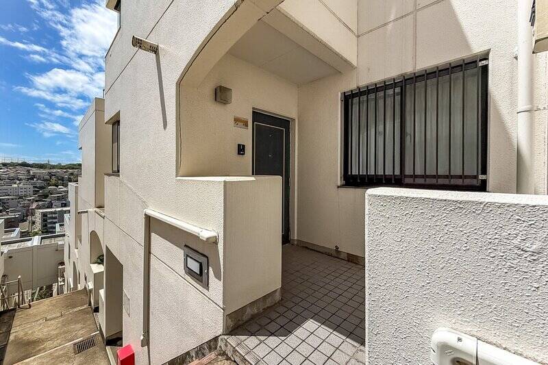 玄関前にはプライベートなホールが。独特な構造にワクワクが止まりません！