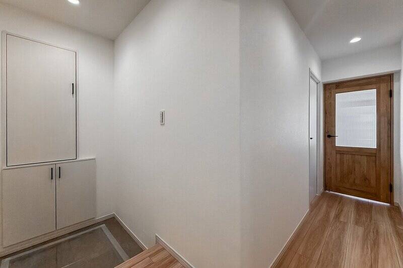 下足入れは壁面埋め込み型のほか、玄関上がって正面にもありますよ。クランクした廊下を進み、光さすLDKへ。