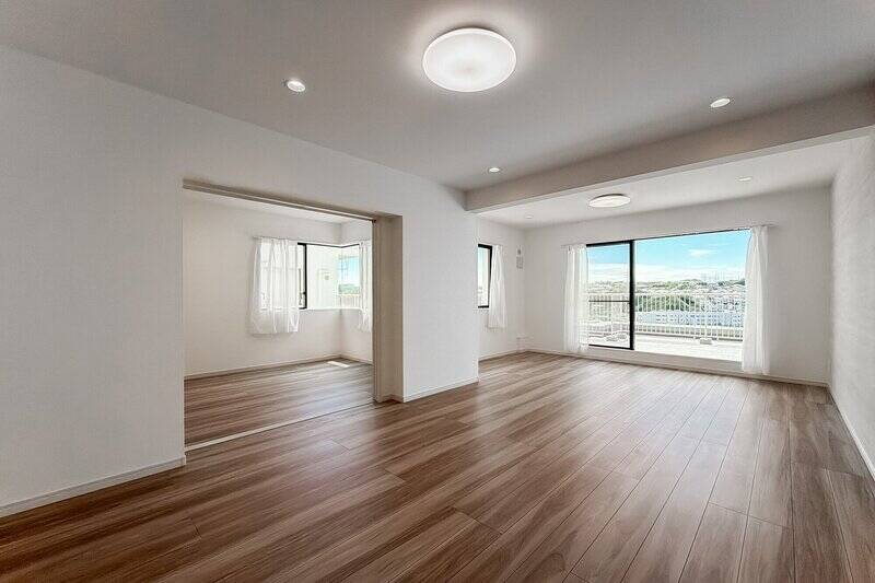 洋室A含む3箇所に開口があり、南西向きで明るい！