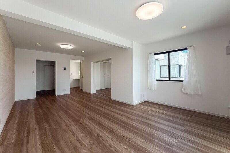 キッチンが独立しているため、リビングダイニング（LD）はスッキリ。大型の家具をドカンと置いていただけそうです。