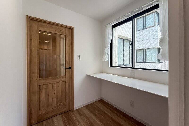 LDK出入り口ドアの横にはカウンタースペース。上下にコンセントが用意されているため、リモートワークがはかどりそうです。横には収納がありますよ。