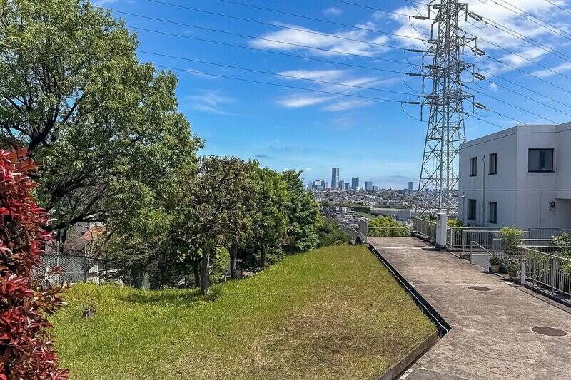 マンションの最上階にやってきました！ 特にベンチや遊具があるわけではありませんが、「横浜ランドマークタワー」が見える気持ちのいい場所です。たまに深呼吸しに上がってくるといいかもしれません。