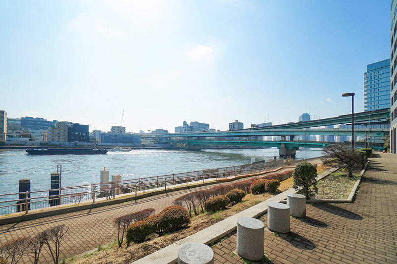 マンション近くを流れる仙台堀川沿いまで徒歩2分、そして写真の隅田川沿いまで徒歩10分。ふと思い立ったときに、水辺の景色を楽しめる距離感も魅力です。