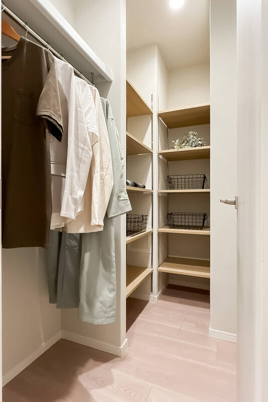 さらに廊下には、枕棚・ハンガーパイプ・可動棚が備わったウォークインクローゼット（WIC）が。