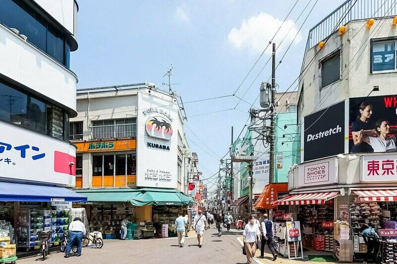 暮らしの舞台は、東急東横線の急行停車駅「学芸大学」（徒歩11分）。「渋谷」まで約7分というアクセスのよさはもちろん、2024年には某グローバルメディアにて、 “世界で最もクールな街” のひとつに選ばれている街でもあります。東西に延びた商店街には、個性的なお店がずらり。楽しそうな暮らしのイメージが浮かんできますね！