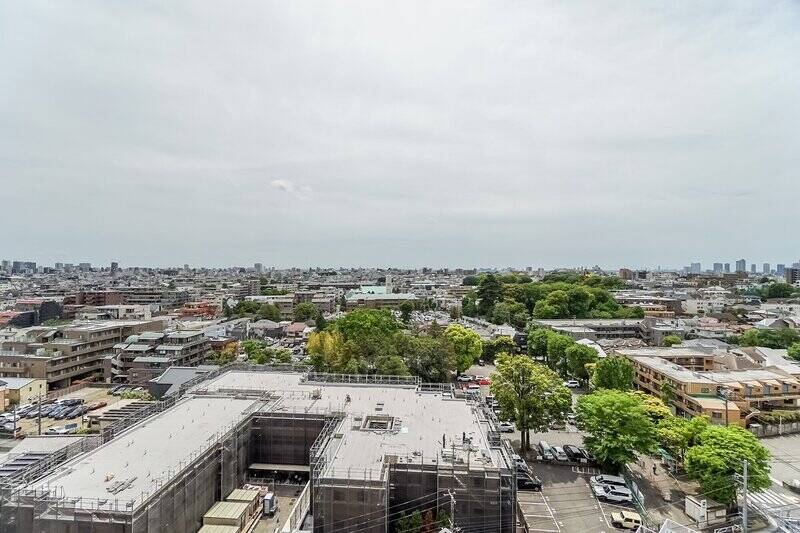 バルコニーに出ると、街並みを一望する爽快な景色が広がります。バルコニーは目黒通りと反対向きなので、車の走行音は風の音にかき消されて聞こえないくらいでしたよ。