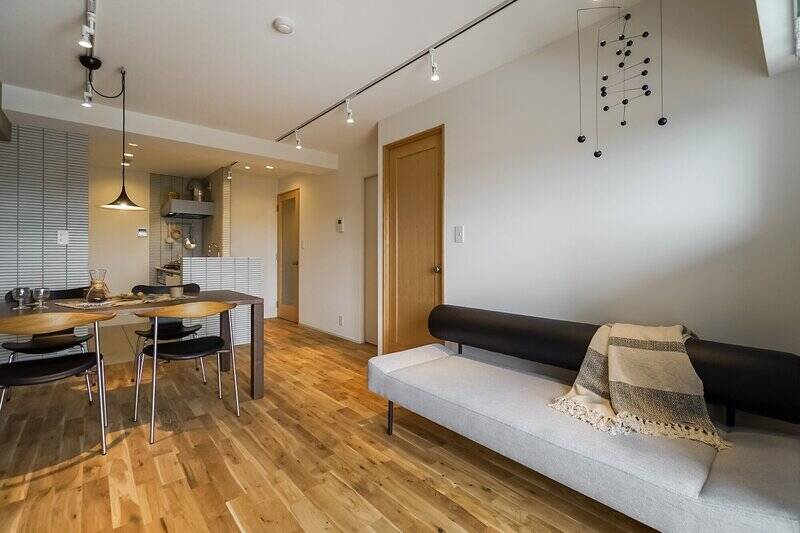 写真中央の木製ドアを開けると洋室Ａが。その隣の、やや奥まったところにある引き戸を開けるとサービスルームです。まず左手のキッチンをチェックして、それからふた部屋をつづけて見てみましょう。