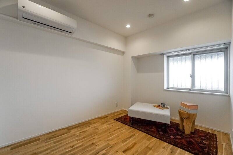 廊下に出て、LDKの反対側（共用廊下側）にある洋室Ｂへやって来ました。こちらの窓は目黒通りの方を向いていますが、サッシが比較的新しいこともあってか、音は特に気になりませんでしたよ。ぜひ現地でお確かめください。